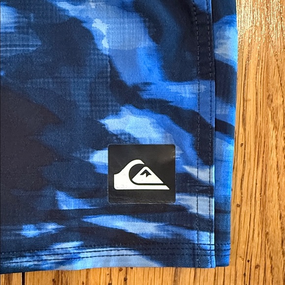 Quick Silver Board Shorts SZ 34” - Picture 3 of 10